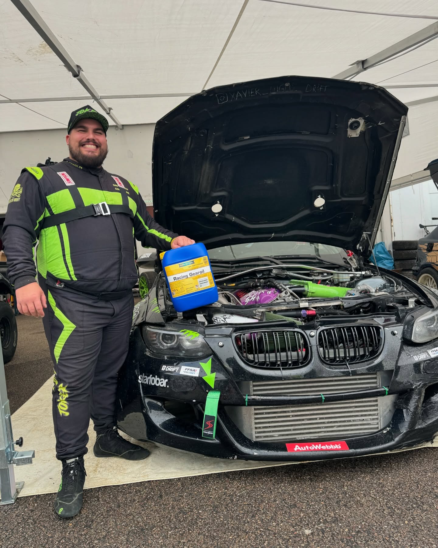 Xavier Diebold devant sa voiture de drift